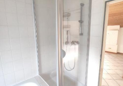 Bad mit Badewanne und Dusche Bild 3