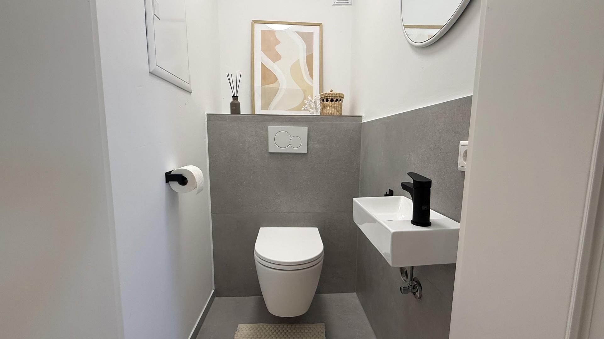 separates WC