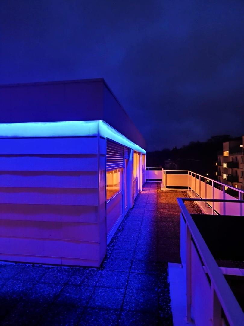 Attikabeleuchtung Blau
