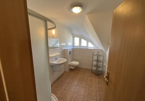 Das Badezimmer mit Dusche im OG
