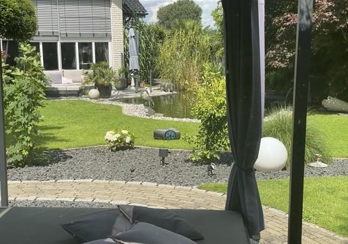 Blick von der Sauna in Garten