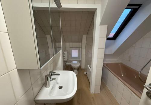 Bad mit Badewanne + Dusche