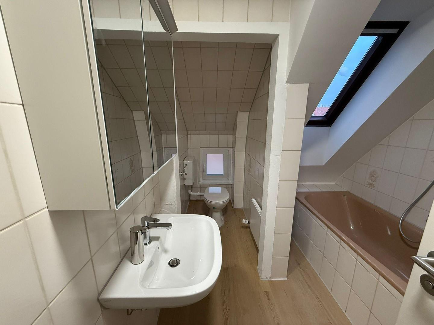 Bad mit Badewanne + Dusche