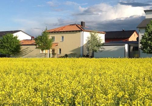 Hausrückseite vom Feld