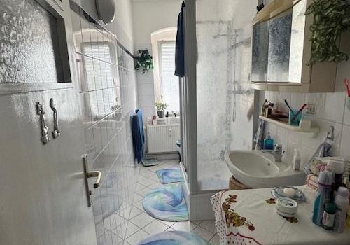 Badezimmer mit Fenster
