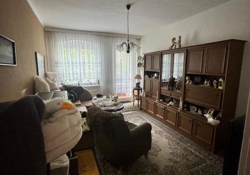 Wohnzimmer mit Balkonzugang