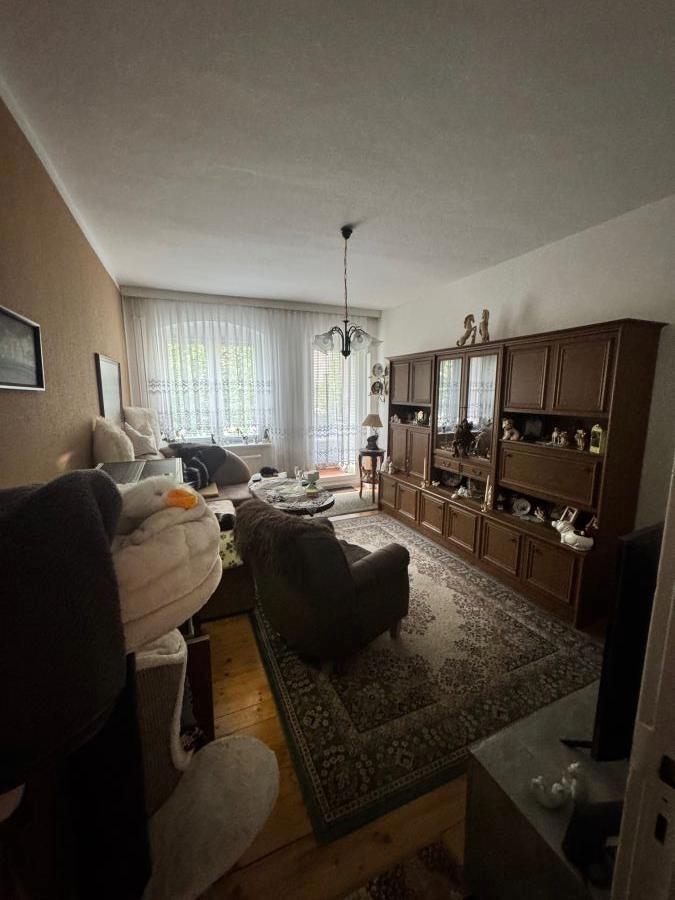 Wohnzimmer mit Balkonzugang