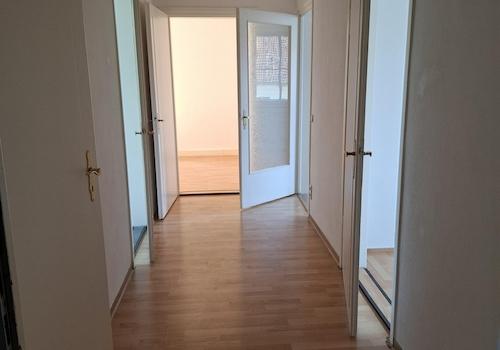 Blick Treppenhaus in Wg.-Flur