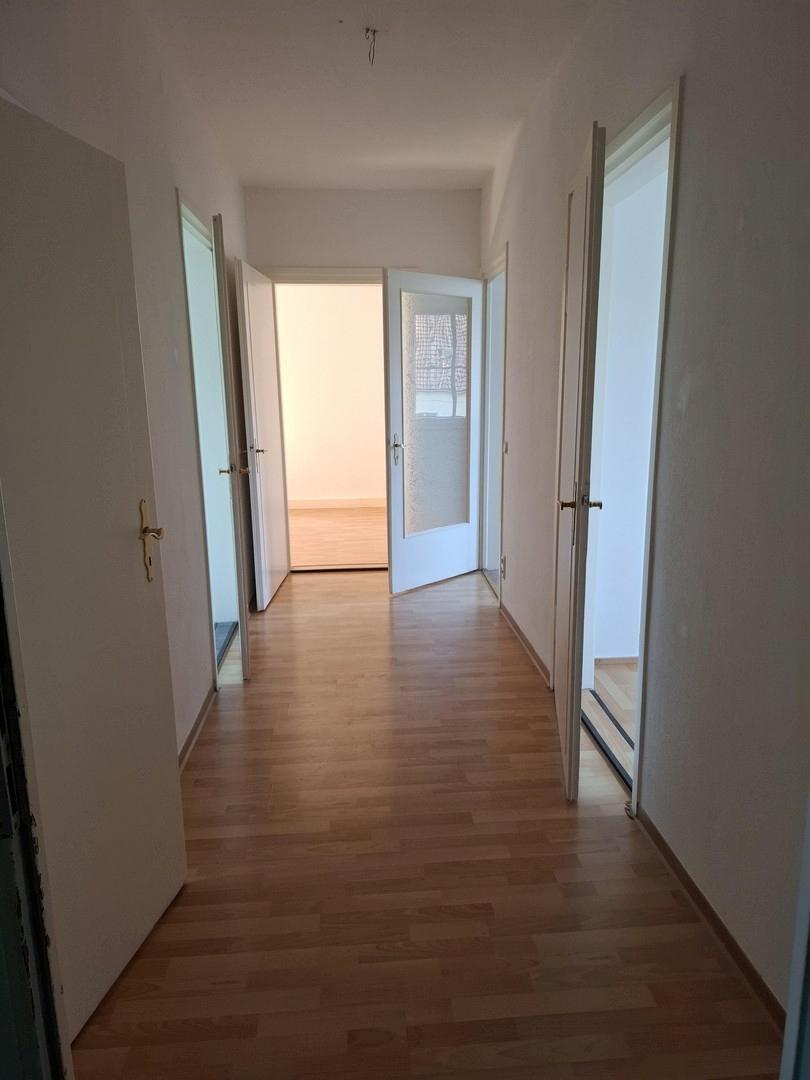 Blick Treppenhaus in Wg.-Flur