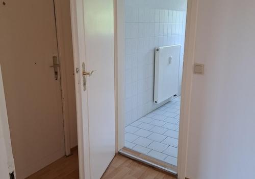 Blick in der Wohnung zum Bad