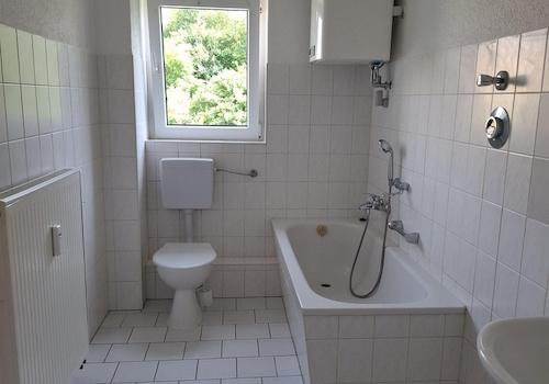 Bad mit Wanne und Fenster