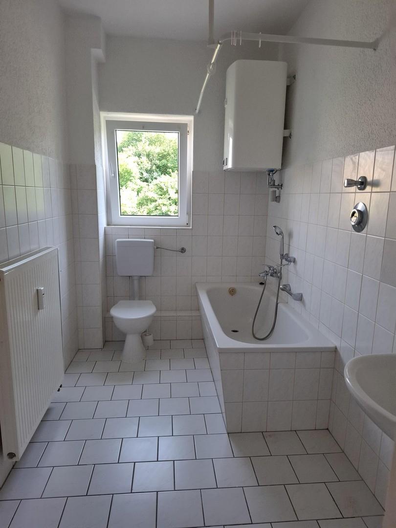 Bad mit Wanne und Fenster