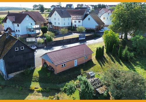 Giebelansicht und Garage