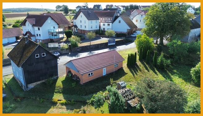 Giebelansicht und Garage
