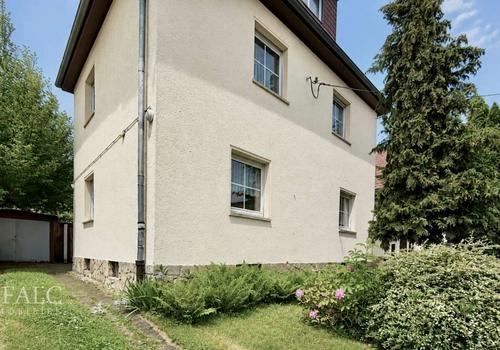 Strassenansicht mit Zufahrt 