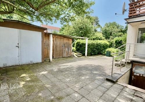 Blick auf Garage und Nebengelass 