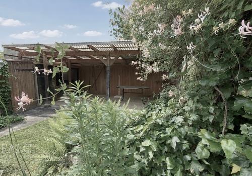 Garten mit Pavillion 