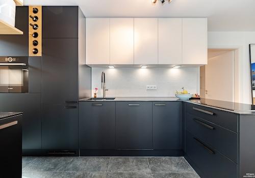 Hochwertige Einbauküche – offen, elegant und funktional