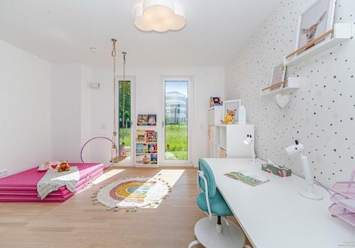 Gemütliches Kinderzimmer mit Platz zum Spielen, Lernen und Wachsen