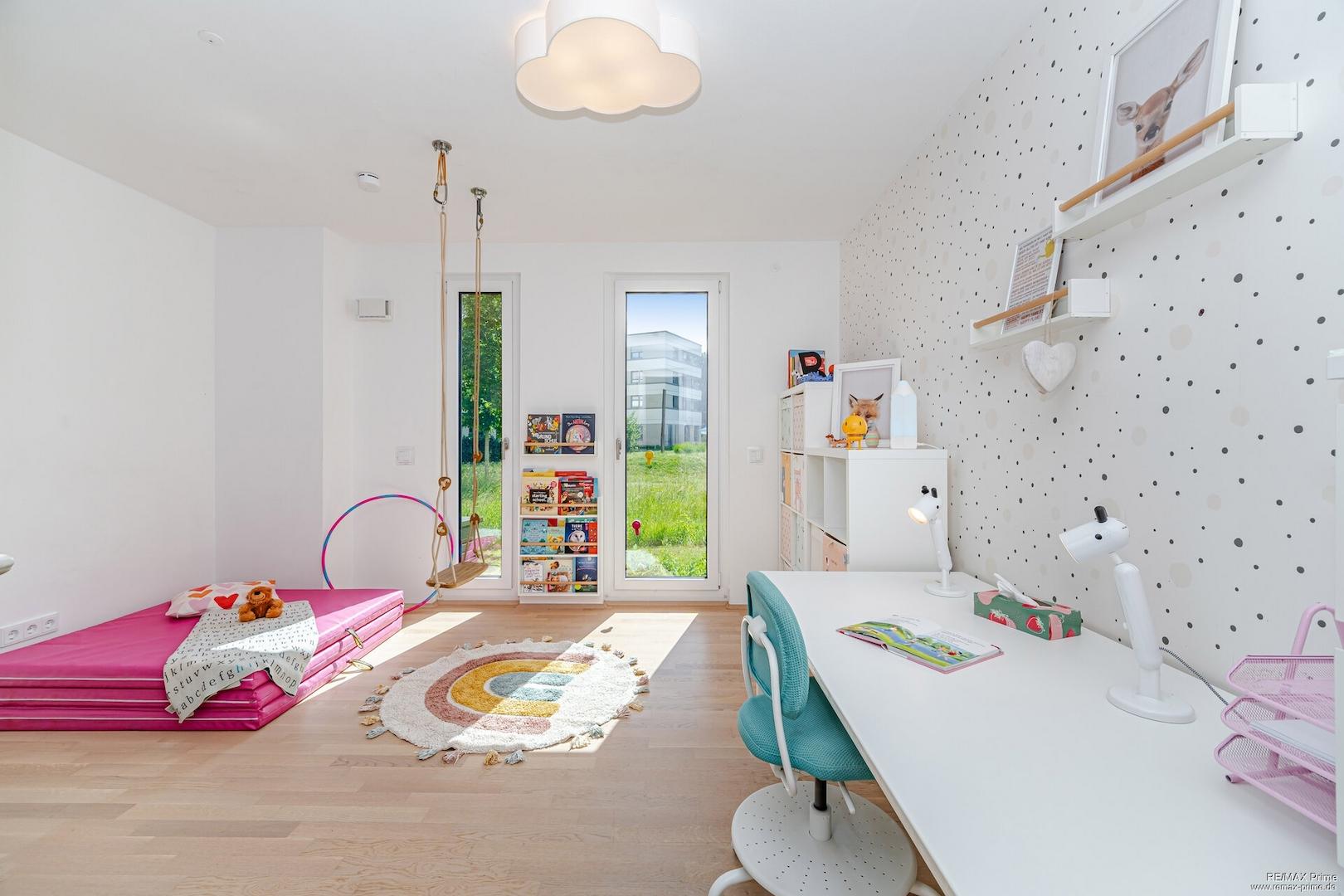 Gemütliches Kinderzimmer mit Platz zum Spielen, Lernen und Wachsen