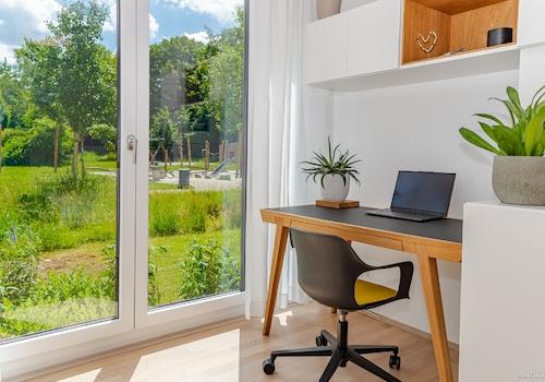 Arbeitsbereich mit Blick ins Grüne