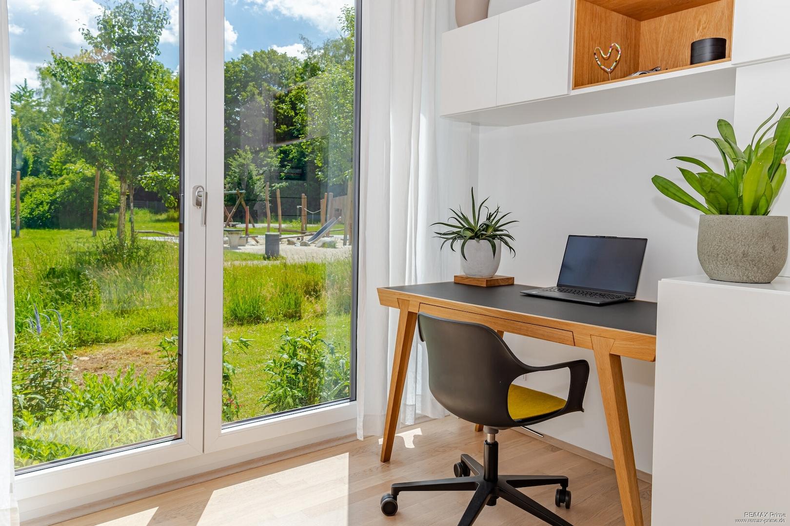Arbeitsbereich mit Blick ins Grüne