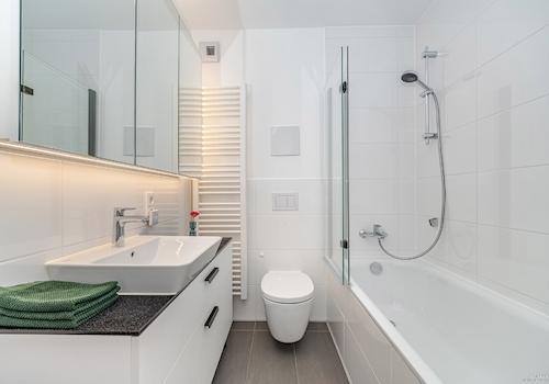 Modernes Badezimmer mit Badewanne und hochwertiger Ausstattung