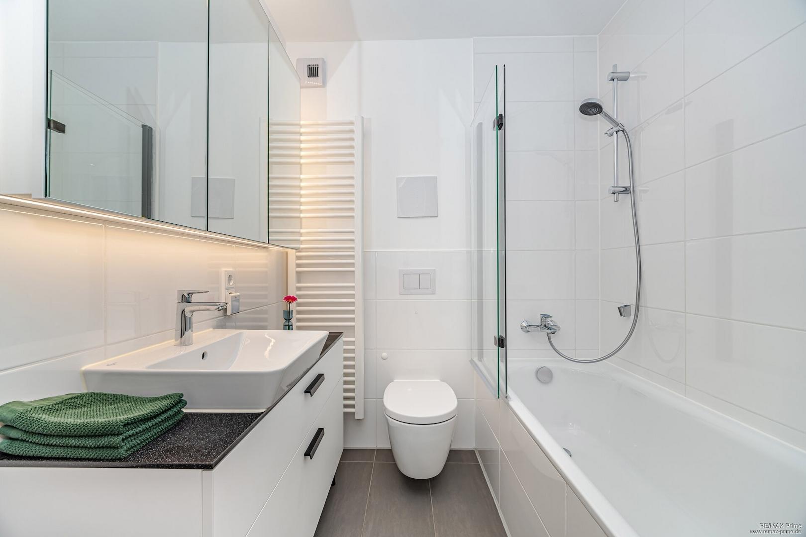 Modernes Badezimmer mit Badewanne und hochwertiger Ausstattung