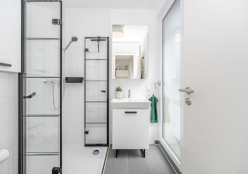 Privates Elternbad mit moderner Dusche