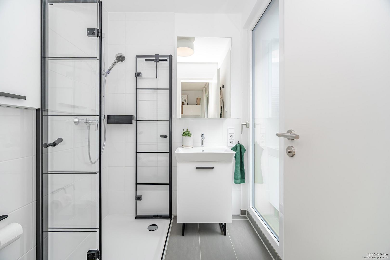 Privates Elternbad mit moderner Dusche