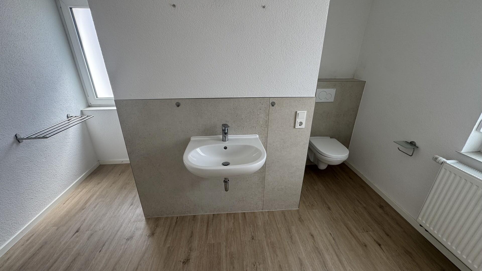 Tageslichtbad mit Dusche OG Wohnhaus Nr. 11