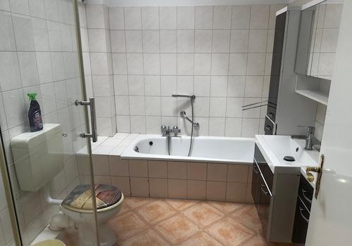 Bad mit Wanne, Dusche und WC