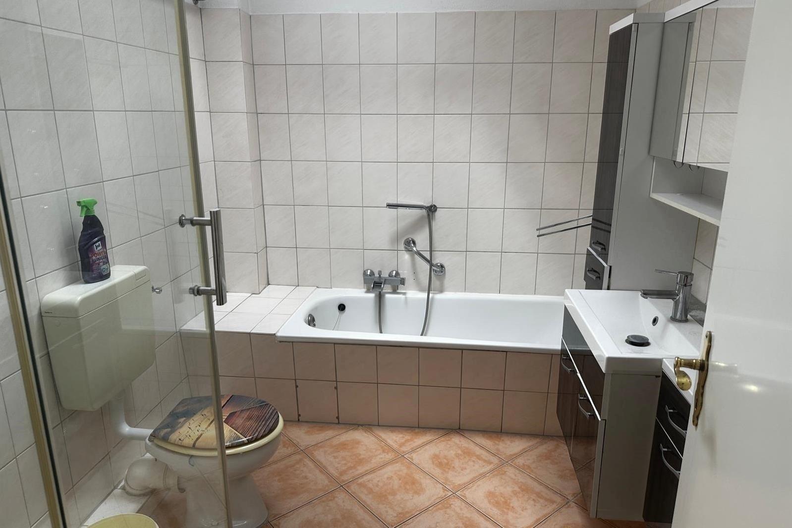 Bad mit Wanne, Dusche und WC