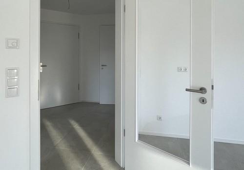 Blick vom Wohnzimmer in Flur
