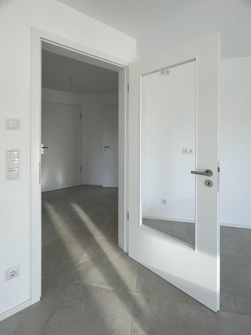 Blick vom Wohnzimmer in Flur
