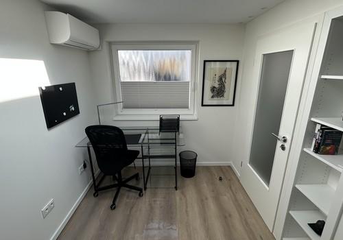 Büro mit Arbeitsplatz