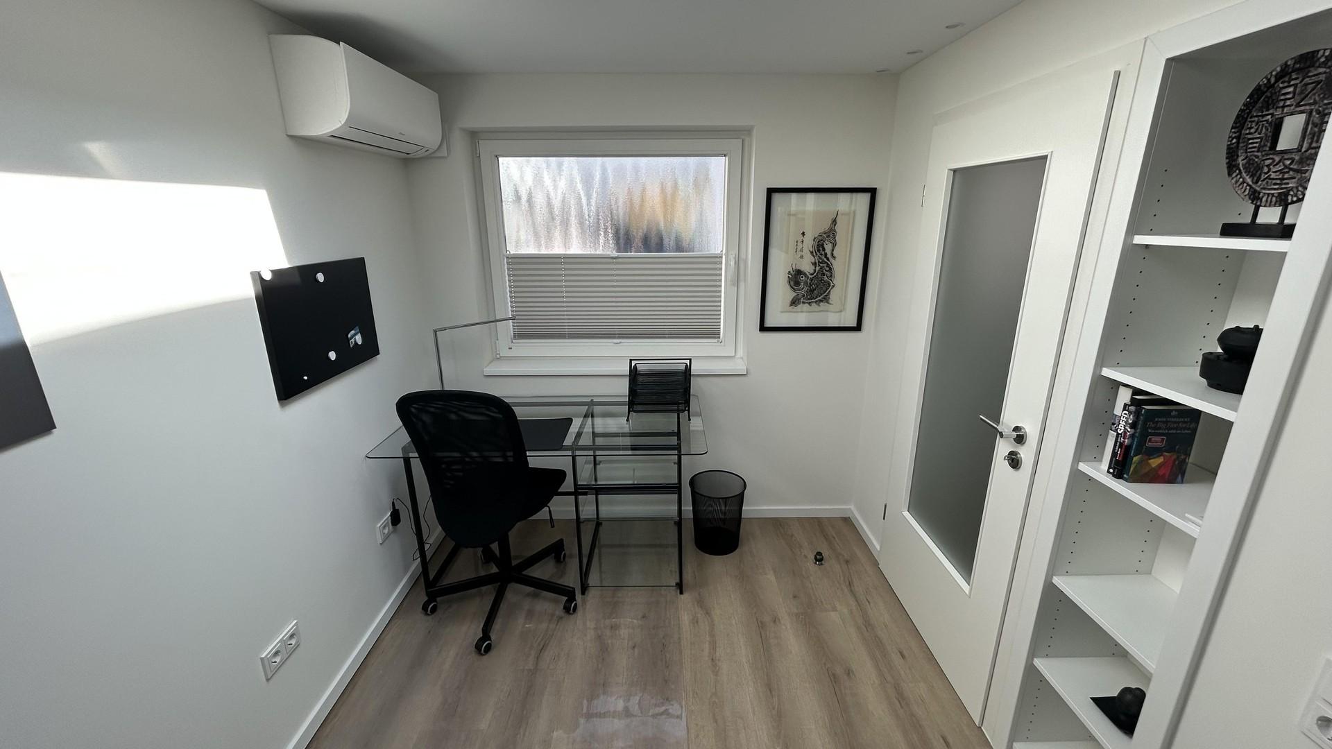 Büro mit Arbeitsplatz
