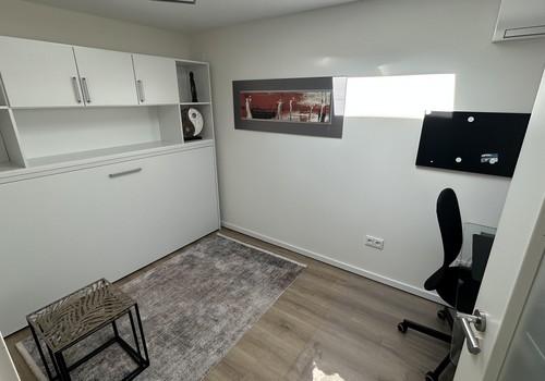 Büro mit Wandklappbett