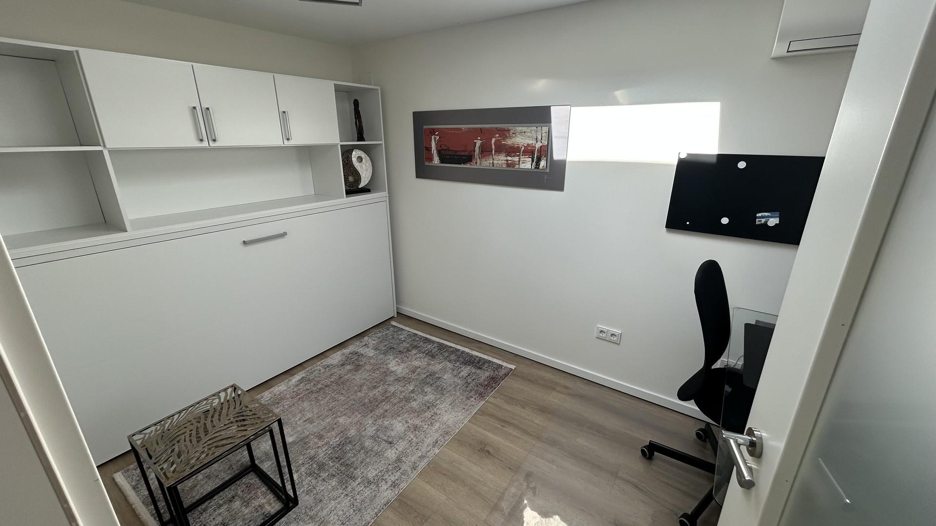 Büro mit Wandklappbett
