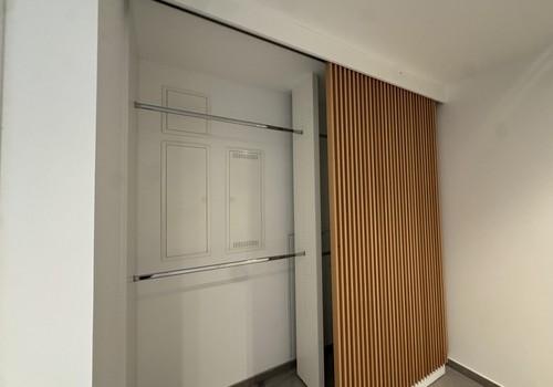 Garderobenschrank halb geöffne