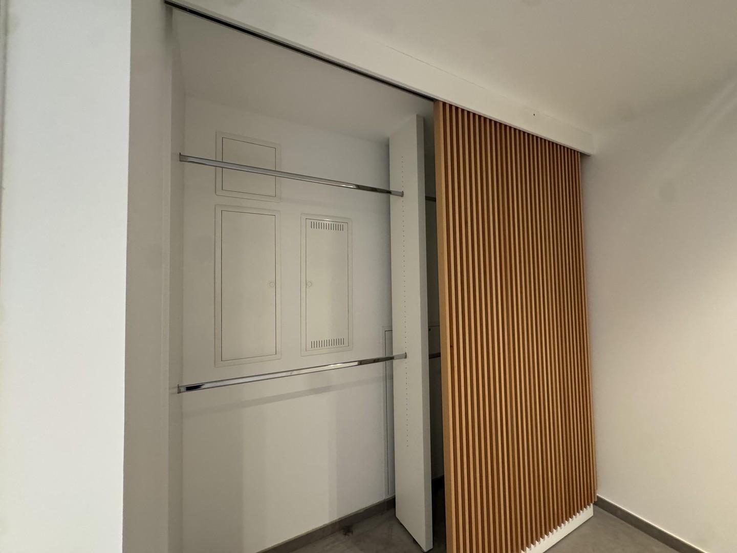 Garderobenschrank halb geöffne