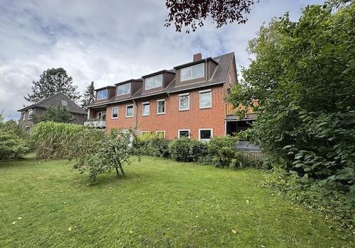 Garten und Gebäudefassade