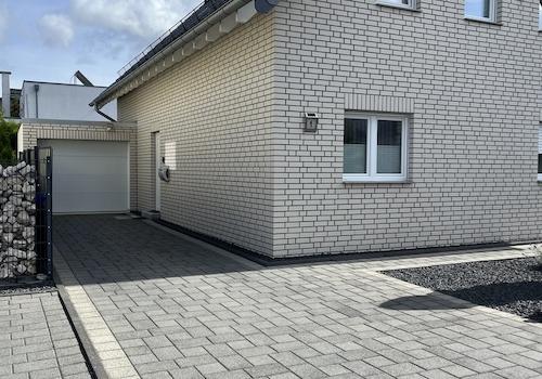 Haus + erste Garage