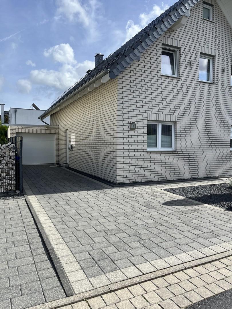 Haus + erste Garage