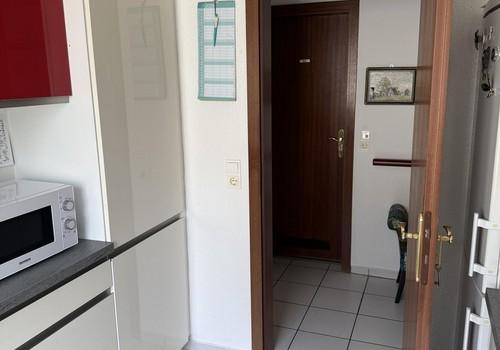 Blick aus Küche in Flur