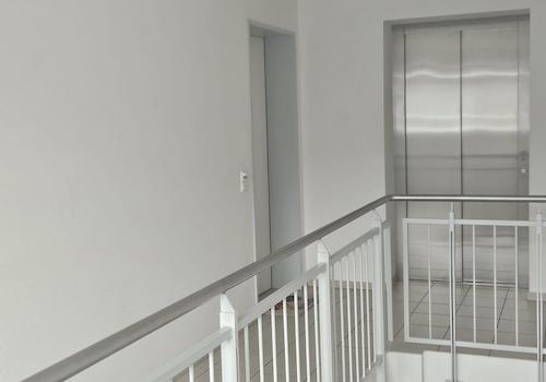 Treppenhaus mit Fahrstuhl