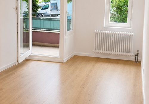 Zimmer 1 (kl. Zimmer). Mit AI.