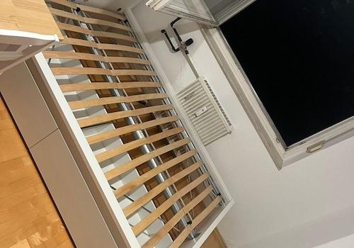 Zimmer 4 gestrichen u möbliert