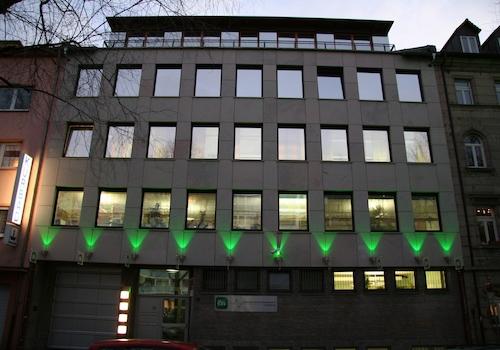 Straßenansicht bei Nacht