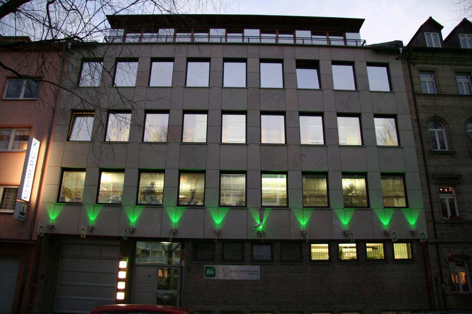 Straßenansicht bei Nacht